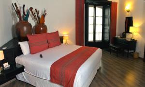 Postel nebo postele na pokoji v ubytování Best Western Plus Posada de Don Vasco