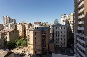 eine Luftansicht einer Stadt mit hohen Gebäuden in der Unterkunft Apartment Elegant in Kiew