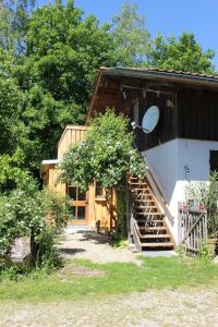 uma casa com uma escada que leva até ela em Spring-Hof em Oberostendorf