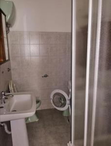 małą łazienkę z toaletą i umywalką w obiekcie Casa delle bambole w mieście Scauri