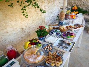 una tabella piena di diversi tipi di alimenti di Cave Garden rooms a Favignana