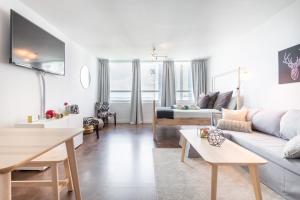 TV a/nebo společenská místnost v ubytování Girasole Apartments
