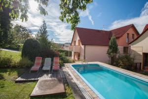 Bazén v ubytovaní Hotel Garni Pod Skalkou alebo v jeho blízkosti