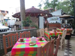 uma mesa com uma toalha de mesa colorida num pátio em Hotel Posada Comala em Comala