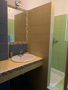 A bathroom at Cozy Studio with access to garden/terrace; peaceful area 2.2 km from the town