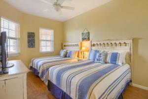 Dos camas en una habitación con dos ventanas. en 801 Harborview Grande, en Clearwater Beach