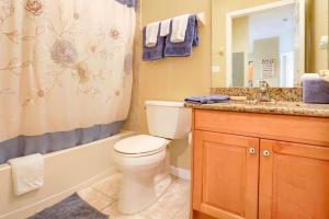 Un baño con inodoro, lavabo y ducha. en 801 Harborview Grande, en Clearwater Beach 36 fotos más