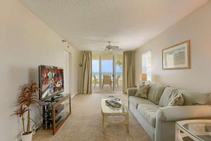 - un salon avec un canapé et une télévision dans l'établissement 105 Hamilton House, à Clearwater Beach