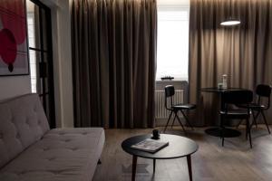 ウッチにあるSienkiewicza 59 Park Apartmentのソファとテーブルのあるリビングルーム