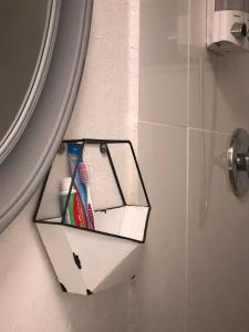 um suporte montado na parede com escovas de dentes e pasta de dentes em Private Studio with Free Parking - 7G em Miami