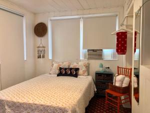 1 dormitorio pequeño con 1 cama y 1 silla en Private Studio with Free Parking - 7G, en Miami