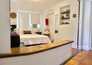 Ein Bett oder Betten in einem Zimmer der Unterkunft Private Studio with Free Parking - 7G