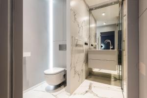 ウッチにあるSienkiewicza 59 Park Apartmentのトイレと洗面台付きのバスルーム