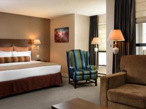 Tempat tidur dalam kamar di Huntingdon Hotel and Suites