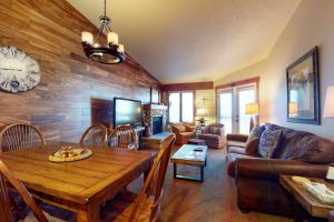 ein Wohnzimmer mit einem Tisch und einem Sofa in der Unterkunft Copper Valley 114 in Copper Mountain