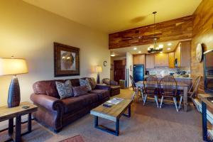 ein Wohnzimmer mit einem Sofa und einem Tisch in der Unterkunft Copper Valley 114 in Copper Mountain