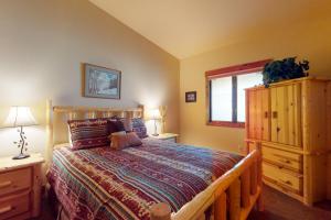 מיטה או מיטות בחדר ב-Copper Valley 114