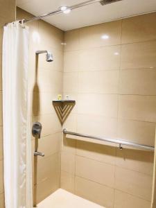 ein Bad mit Dusche und Duschvorhang in der Unterkunft Prime Asia Hotel in Angeles