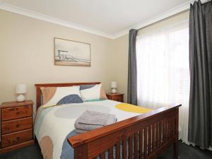 圣殿海岬Kingfisher I Pet Friendly I 10 Min Walk to Beach的带床和窗户的卧室