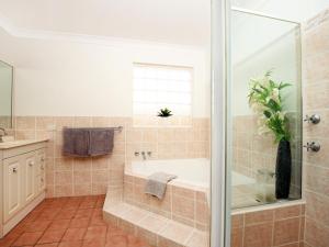 圣殿海岬Kingfisher I Pet Friendly I 10 Min Walk to Beach的带浴缸和淋浴的浴室