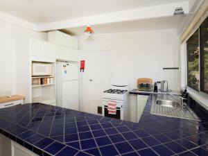 Nest I Pet Friendly I 2 Min Walk to Beach的厨房或小厨房