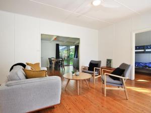 Nest I Pet Friendly I 2 Min Walk to Beach的休息区