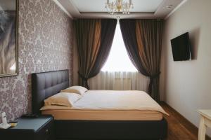 ノヴォクズネツクにあるAurooms Kontinent Hotelのベッドルーム(ベッド1台、窓付)