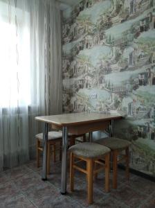 ベロクリハにあるApartment on Bratyev Zhdanovykhの壁紙の部屋のテーブルと椅子
