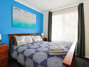Kingfisher I Pet Friendly I 10 Min Walk to Beach客房内的一张或多张床位