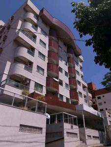 un edificio alto con balconi sul lato di Serra Madre a Rio Quente