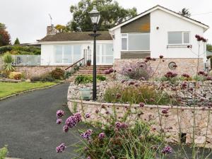 une maison avec un jardin et un éclairage de rue dans l'établissement Tideways, à Exeter