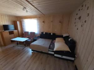 Un pat sau paturi într-o cameră la Aśka