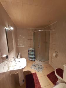 Kúpeľňa v ubytovaní Aśka + 14 fotografií