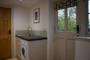 Η κουζίνα ή μικρή κουζίνα στο Ford End Cottage +19 φωτογραφίες