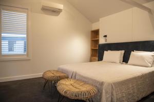 Giường trong phòng chung tại Loft at Shed 5 - Ahuriri Holiday Apartment