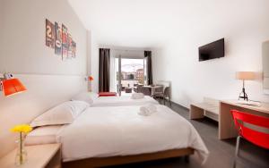 Pokój hotelowy z 2 łóżkami i biurkiem w obiekcie Residence Dei Viali w mieście Ragusa
