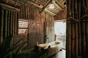 una vasca da bagno in una stanza con finestra di Treehouse de Valentine a Balamban