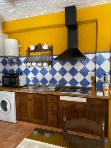 uma cozinha com um lavatório e um fogão forno superior em El Antiguo Molino em El Bosque