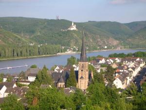 Zum Gebimmel في Waldesch: مدينة صغيرة بجوار نهر مع كنيسة