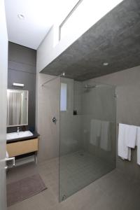 The Elegant Guesthouse tesisinde bir banyo