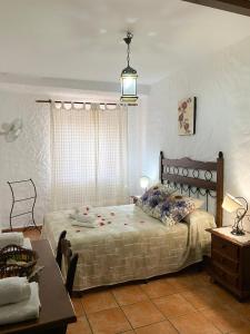 a bedroom with a bed with roses on it at El Antiguo Molino in El Bosque