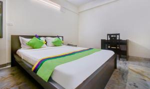 Treebo Trend Eco Stay Nandanam tesisinde bir odada yatak veya yataklar