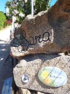 オルビアにあるVilla Saraの岩の上の熊像