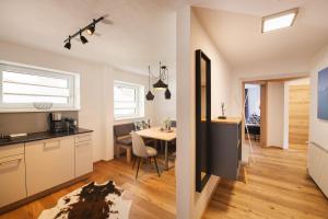 een keuken en eetkamer met een tafel in een kamer bij Appartements Seven Summits in Neustift im Stubaital