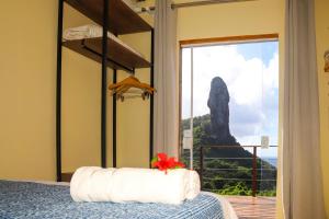 um quarto com uma cama e vista para o oceano em Flat Vista Mar Noronha em Fernando de Noronha