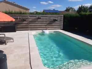 BraxChambre d'hôtes Les Joncs的庭院中的小型游泳池,设有庭院 更多21张照片
