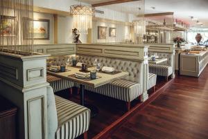 クライペダにあるArarat All Suites Hotel Klaipedaのレストラン1室(テーブル2台、椅子付)