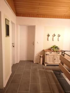 einen Flur mit Fliesenboden und Holzdecke in der Unterkunft Edel Weiss Gästezimmer in Fürstenstein