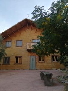 un gran edificio de madera con balcón. en Casa Rural Rio Chicamo en La Umbría