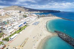 una vista aérea de una playa y el océano en Estudio Los Cristianos, en El Guincho